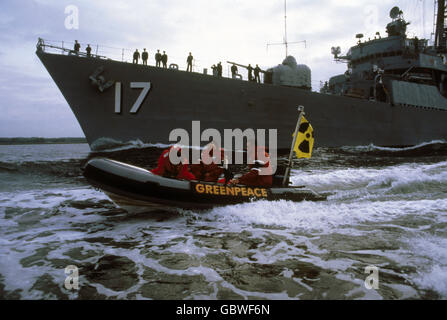 Politica, organizzazioni internazionali, Greenpeace, azioni, protesta contro le armi nucleari, ostruzione del cacciatorpediniere americano USS 'Conyngham' all'arrivo nel porto di Aalborg, Danimarca, 3.7.1988, diritti aggiuntivi-clearences-non disponibili Foto Stock