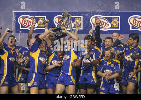 I giocatori di Leeds Rhinos festeggiano la vittoria del Tetley's Super League Grand Finale Foto Stock