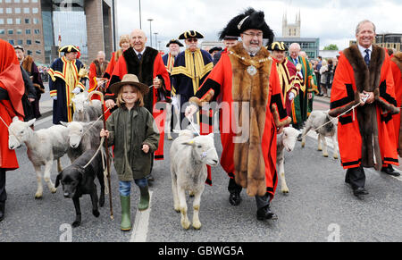 Lord Mayor di Londra, Alderman Ian Luder, è accompagnato dalla pastorella Henrietta Cropper, 6, il suo cane, TRY, vari Aldermen e un gregge di pecore Herdwick portato da Laithes, Cumbria dal contadino Mike Beaty, Mentre esercita il suo antico diritto di guidare il vagamente animale gratuito sul fiume a London Bridge. Foto Stock