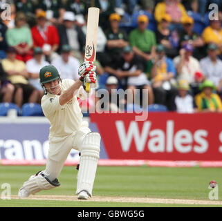 Il brad Haddin australiano guida la palla durante il terzo giorno del primo test di npower ai Sophia Gardens di Cardiff. Foto Stock