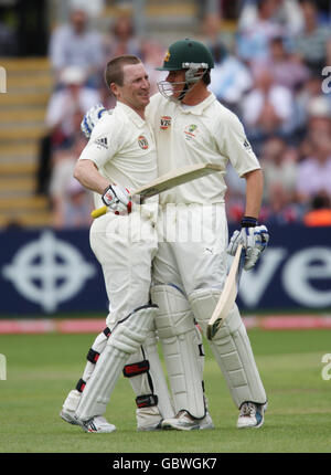 Il brad Haddin australiano celebra il suo 100 non uscito con il compagno di squadra Marcus North (a destra) durante il quarto giorno del primo test Npower al Sophia Gardens di Cardiff. Foto Stock