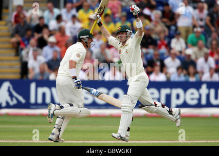 Il brad Haddin australiano (a destra) celebra il suo 100 non uscito durante il quarto giorno del primo test di Npower ai Sophia Gardens di Cardiff. Foto Stock