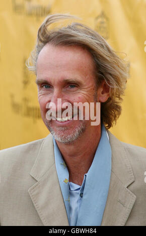 Mike Rutherford arriva per la finale della Polo Gold Cup di Veuve Clicquot al Cowdray Park Midhurst, West Sussex. Foto Stock