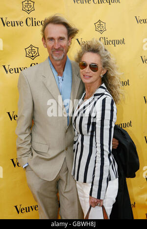 Mike Rutherford (a sinistra) e sua moglie Angie Rutherford arrivano per la finale della Polo Gold Cup di Veuve Clicquot al Cowdray Park Midhurst, West Sussex. Foto Stock