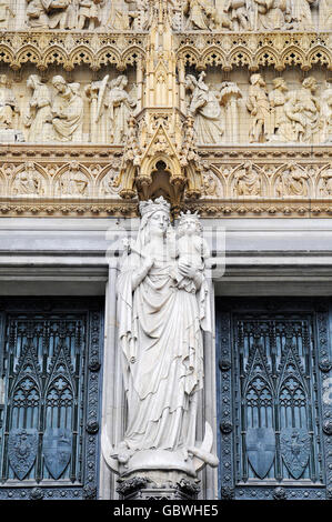 La statua della Vergine Maria, statue, sculture, portale di ingresso, facciata, la cattedrale di Colonia, Colonia, Koeln, Renania, Renania settentrionale-Vestfalia, Germania / Köln Foto Stock