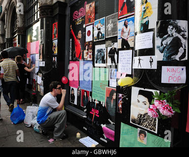 Michael Jackson muore all'età di 50 anni. I fan osservano un santuario per la star pop Michael Jackson fuori da un negozio HMV a Leicester Square, Londra. Foto Stock