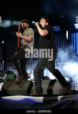 Damon Albarn e Alex James (a sinistra) di Blur si esibiscono durante il Glastonbury Festival 2009 presso la Worthy Farm di Pilton, Somerset. Foto Stock