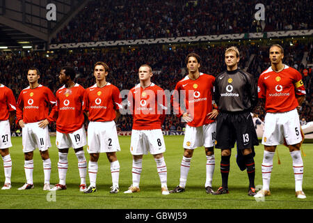 Manchester United, squadra prima della partita contro Fenerbahce (l-r Ryan Giggs, Eric Djemba-Djemba, Gary Neville, Wayne Rooney, Ruud Van Nistelrooy, Roy Carroll e capitano Rio Ferdinand) Foto Stock