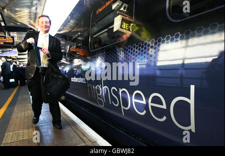 Il treno ad alta velocità Hitachi Classe 395, gestito da treni del Sud-Est, presso la Stazione Internazionale di Ashford a Kent, prima del primo servizio ad alta velocità per Londra. Foto Stock