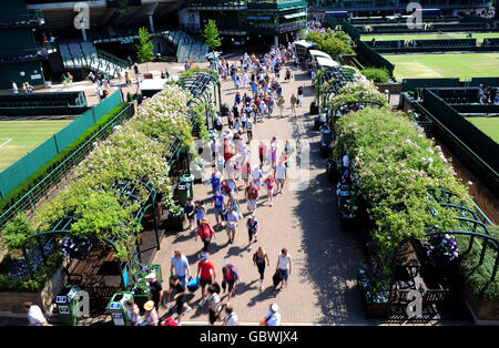 Le folle si corrono prima che il gioco inizi durante i Campionati di Wimbledon all'All England Lawn Tennis and Croquet Club, Wimbledon, Londra. Foto Stock