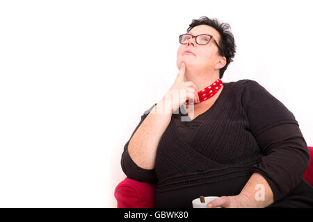 Un rilassato donna seduta nel salotto. Foto Stock