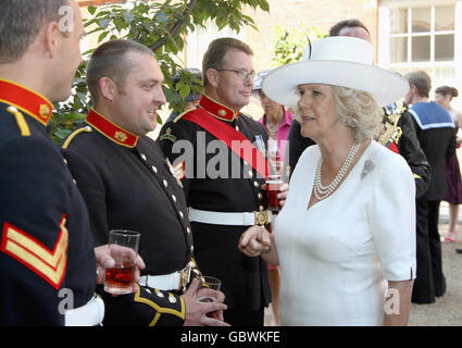 La Duchessa della Cornovaglia incontra i membri della banda navale alla Clarence House, Londra, durante una cerimonia per i piloti di elicotteri della Royal Navy, il personale di terra e i Royal Marines che hanno prestato servizio in Afghanistan. Foto Stock