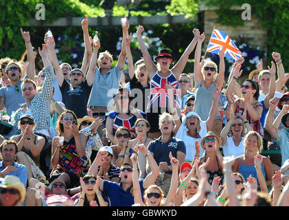 I tifosi acclamano Murray Mount mentre Andy Murray vince la sua partita durante i Wimbledon Championships presso l'All England Lawn Tennis and Croquet Club, Wimbledon, Londra. Foto Stock