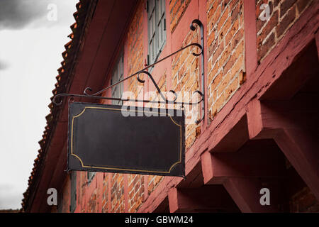Immagine di un'annata segno su un vecchio edificio. Foto Stock
