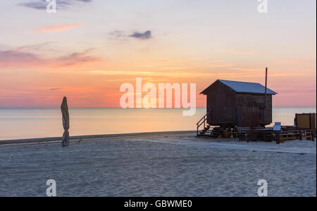 Visualizzazione a Palanga spiaggia sabbiosa con bagnino house. Palanga è il più popolare località turistica estiva in Lituania Foto Stock