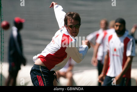 Le ciotole inglesi Graeme Swann durante la sessione di reti ai Giardini di Sophia, Cardiff. Foto Stock