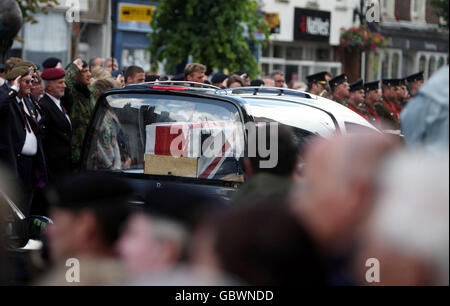 I lutto non identificati reagiscono mentre le baracche del Trooper Joshua Hammond 18 e del tenente colonnello Rupert Thorneloe sono lentamente guidati attraverso la città di Wooton Bassett nel Wiltshire dopo essere state rimpatriate dall'Afghanistan dove sono morte la settimana scorsa. L'Associazione Stampa non è stata in grado di ottenere l'identità dei lutto raffigurati che possono contenere familiari dei due uomini. Foto Stock