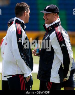 Andrew Flintoff (a destra) e Kevin Pietersen in Inghilterra durante la sessione di reti ai Sophia Gardens di Cardiff. Foto Stock