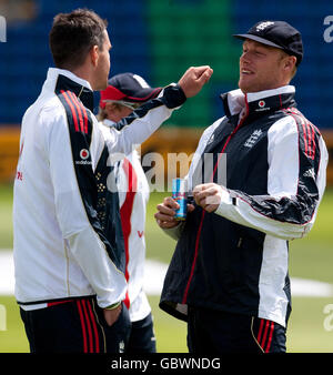 L'inglese Andrew Flintoff (a destra) e Kevin Pietersen godono di un momento più leggero durante la sessione di reti al Sophia Gardens, Cardiff. Foto Stock