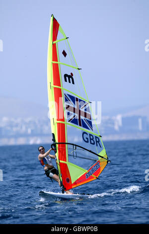 Vela - Giochi Olimpici di Atene 2004 - Windsurf da donna. Natasha Sturge, Gran Bretagna Foto Stock