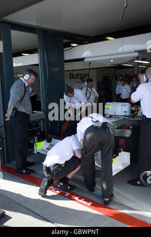 Ross Brawn, proprietario del team della Brawn GP, guarda come squadra I membri lavorano sulla Jenson Buttons car durante la prima pratica A Albert Park Foto Stock