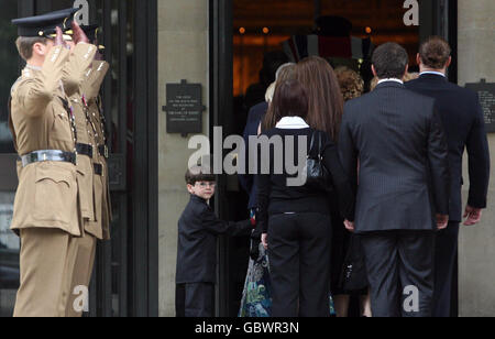 Amici e familiari del maggiore Sean Birchall del 1° Battaglione Guardia gallese seguire la sua bara nella Cappella della Guardia, Londra, per il suo servizio funerale. Foto Stock