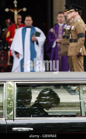 Amici e familiari del maggiore Sean Birchall del 1° Battaglione Guardia gallese arrivano alla Cappella della Guardia, Londra, per il suo servizio funerale. Foto Stock