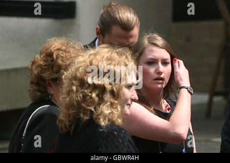 Amici e familiari del maggiore Sean Birchall del 1° Battaglione Gallese Guardie alla Cappella delle Guardie, Londra, per il suo servizio funebre. Foto Stock