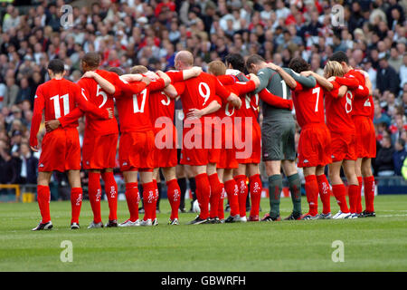 Calcio - Coppa del mondo FIFA 2006 Qualifier - Gruppo Six - Inghilterra / Galles. La squadra del Galles si è allineata per i minuti di silenzio per l'ostaggio assassinato Ken Bigley Foto Stock