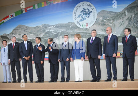 I leader del G8 posano per la foto di famiglia (da sinistra a destra) il primo ministro giapponese Taro Aso, il primo ministro canadese Stephen Harper, il presidente degli Stati Uniti Barack Obama, il presidente francese Nicolas Sarkozy, il primo ministro italiano Silvio Berlusconi, il presidente della Russia Dmitry Medvedev, il cancelliere tedesco Angela Merkel, Il primo ministro inglese Gordon Brown, il presidente dell'UE e il primo ministro svedese Fredrik Reinfeldt e Mauel Barroso della Commissione europea. Foto Stock