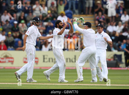 Il bowler inglese Monty Panesar festeggia con Matt Prior, Alastair Cook (a sinistra) e Andrew Strauss (a destra) dopo aver preso il wicket del capitano australiano Ricky Ponting durante il terzo giorno della prima partita di test Npower ai Sophia Gardens di Cardiff. Foto Stock