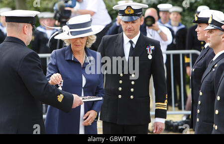 La Duchessa di Cornovaglia nel suo ruolo di Commodore in capo, Royal Naval Medical Services, presenta medaglie campagna per il servizio in Afghanistan al personale medico presso HMS Excellent, Whale Island, Portsmouth. Foto Stock