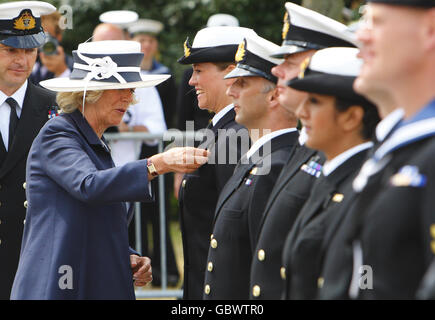 La Duchessa di Cornovaglia nel suo ruolo di Commodore in capo, Royal Naval Medical Services, presenta medaglie campagna per i servizi in Afghanistan al personale medico presso HMS Excellent, Whale Island, Portsmouth. Foto Stock