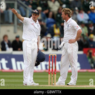 Il capitano dell'Inghilterra Andrew Strauss (a sinistra) stabilisce il campo per il bowler Paul Collingwood durante il terzo giorno della prima partita di test Npower ai Sophia Gardens di Cardiff. Foto Stock