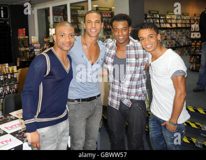 Ex stelle del fattore X, (sinistra - destra) Oritse Williams, Jonathan 'JB' Gill , Marvin Humes e Aston Merricoro di JLS durante una firma a HMV a Croydon, Londra del sud. Foto Stock