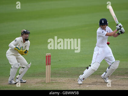 Il capitano d'Inghilterra Charlotte Edwards taglia via dal watching Australia wicketkeeper e capitano Jodie Fields (a sinistra) durante il giorno cinque della partita femminile di prova di npower a New Road, Worcester. Foto Stock