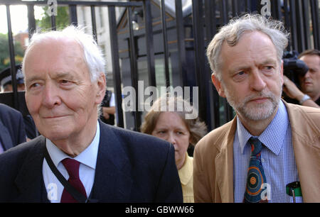 L'ex deputato laburista Tony Benn (a sinistra) e il deputato Jeremy Corbyn arrivano per passare una lettera attraverso le porte di Downing Street, a sostegno della Stop the War Coalition. Foto Stock