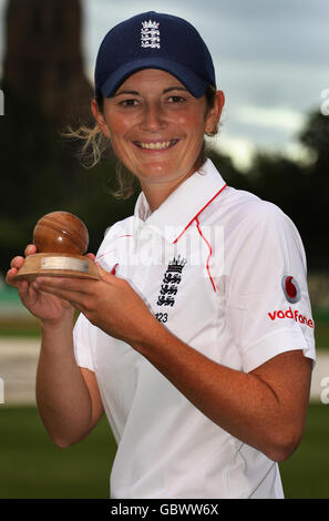 Il capitano d'Inghilterra Charlotte Edwards detiene le ceneri dopo aver sortito contro l'Australia significa che l'Inghilterra conserva il trofeo dopo il quinto giorno della partita femminile di prova di npower a New Road, Worcester. Foto Stock