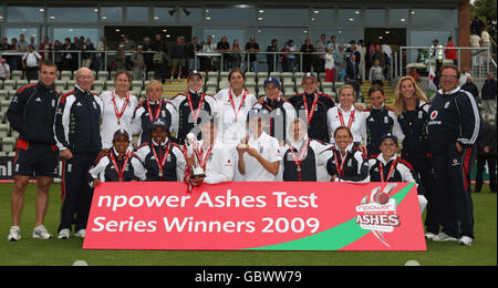 Gruppo di squadra dell'Inghilterra come mantengono gli Ashes dopo un pareggio contro l'Australia dopo il giorno cinque della partita femminile di prova di npower a New Road, Worcester. Foto Stock