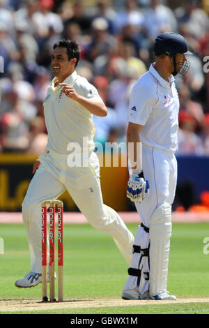 Mitchell Johnson (a sinistra) in Australia celebra il lancio di Andrew Flintoff in Inghilterra mentre guarda indietro le slips durante il quinto giorno del primo match di Npower Test ai Sophia Gardens di Cardiff. Foto Stock