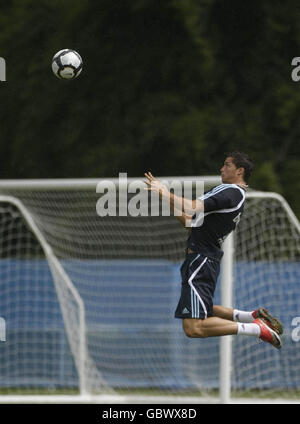 Cristiano Ronaldo del Real Madrid guida le palle durante un campo di allenamento pre-stagione a Carton House, Co Kildare. Foto Stock