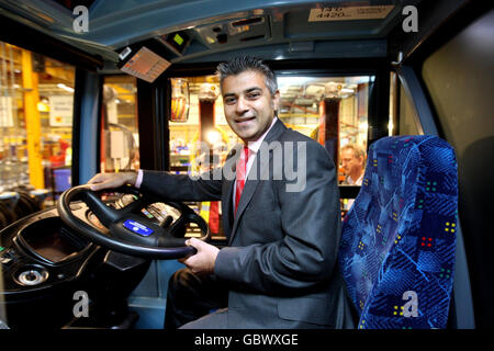 Sadiq Khan si siede al posto di guida mentre visita la fabbrica Alexander Dennis Limited a Guildford, Surrey. Foto Stock