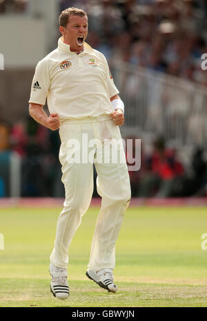 L'australiano Peter Siddle celebra il licenziamento del britannico Kevin Pietersen durante il primo giorno della seconda partita di test Npower a Lord's, Londra. Foto Stock