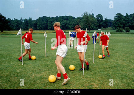 (L-R) in Inghilterra Peter Thompson, Ron Flowers, Martin Peters e Bobby Charlton dribbling intorno ai pali Foto Stock