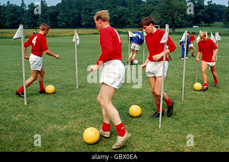 (L-R) in Inghilterra Peter Thompson, Ron Flowers, Martin Peters e Bobby Charlton dribbling intorno ai pali Foto Stock