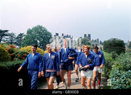 (L-R) Johnny Byrne, George Eastham, Gerry Byrne, Ron Springett, Jack Charlton, Norman Hunter, Roger Hunt, Alan Ball e Ian Callaghan escono per una sessione di allenamento Foto Stock