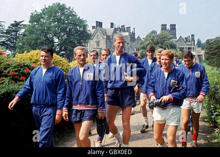 (L-R) Johnny Byrne, George Eastham, Gerry Byrne, Ron Springett, Jack Charlton, Norman Hunter, Roger Hunt, Alan Ball e Ian Callaghan escono per una sessione di allenamento Foto Stock