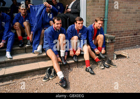 I candidati per i posti nella squadra inglese della Coppa del mondo indossano i loro stivali per una sessione di addestramento: (Prima fila, l-r) Gerry Byrne, Ian Callaghan e Gordon Milne; (seconda fila, l-r) Roger Hunt, Jimmy Greaves; (seconda fila, l-r) fiori di Ron, John Connelly, George Cohen Foto Stock