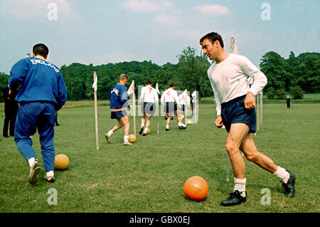 Jimmy Greaves in Inghilterra si snoda attraverso una serie di pali lungo Con molte altre possibilità per la squadra della Coppa del mondo d'Inghilterra Foto Stock