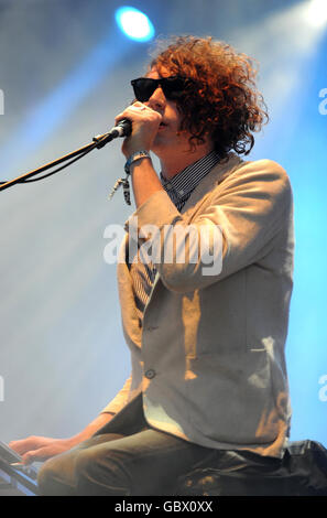 I Mystery Jets si esibiscono il 1° giorno del 15° Festival Internazionale del Benicassim a Benicassim, Spagna. Foto Stock